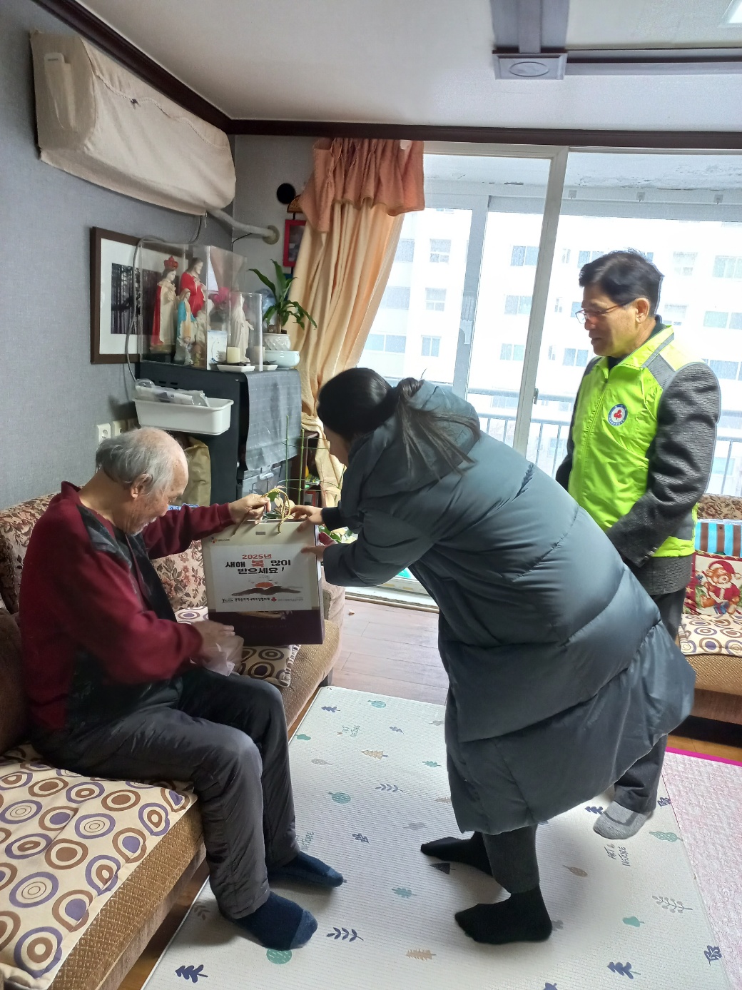 연수구 청학동 지역사회보장협의체는 올해에도 생일을 맞은 참전 유공자 가정을 방문하는 6·25참전유공자 생신위문품 지원 사업을 진행한다고 4일 밝혔다